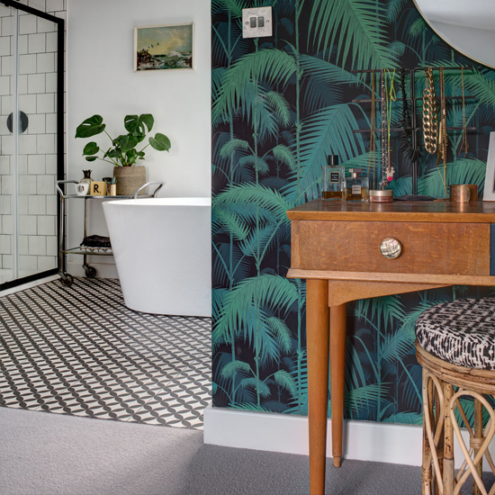 tropical plant wallpaper in bathroom